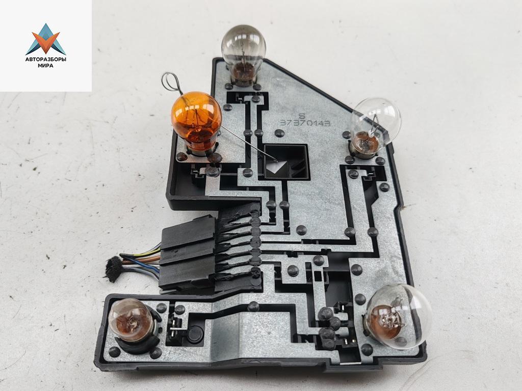панель заднего левого фонаря Opel Vectra B 1998, 1.6 л., бензин, МКПП, серый, седан, 90568047 - фото №1