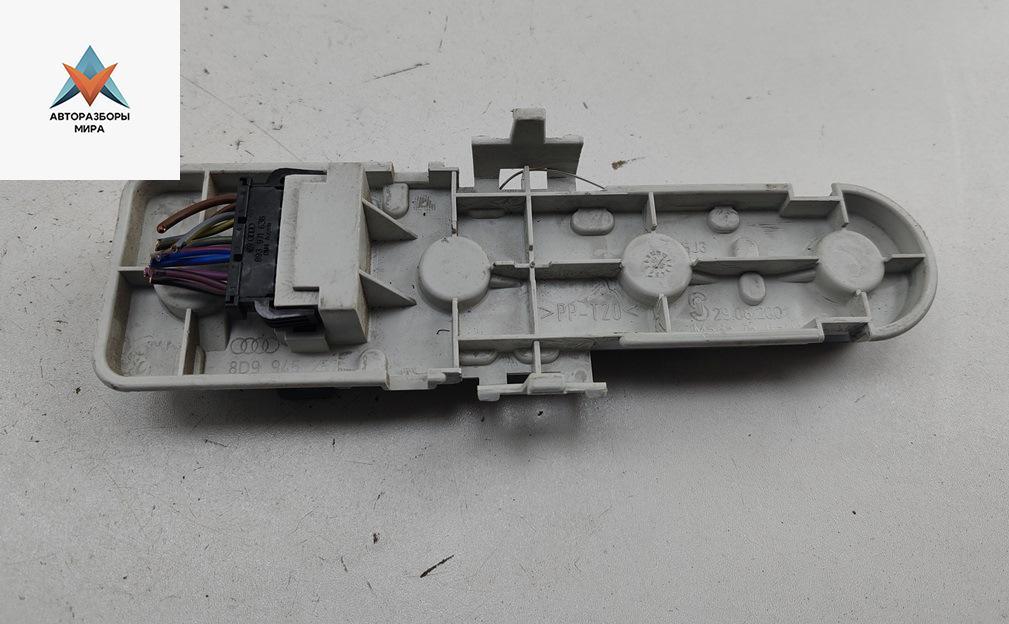 панель заднего левого фонаря Audi A4 B5 1996, 2.6 л., бензин, МКПП, синий, универсал, 8D9945257 - фото №1