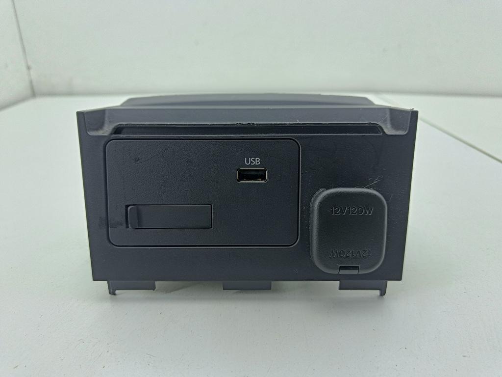 разъем AUX / USB Mazda 3 Bp 2019, 2.0 л., гибрид, МКПП, чёрный, хетчбэк 5 дв., BDGG669UO