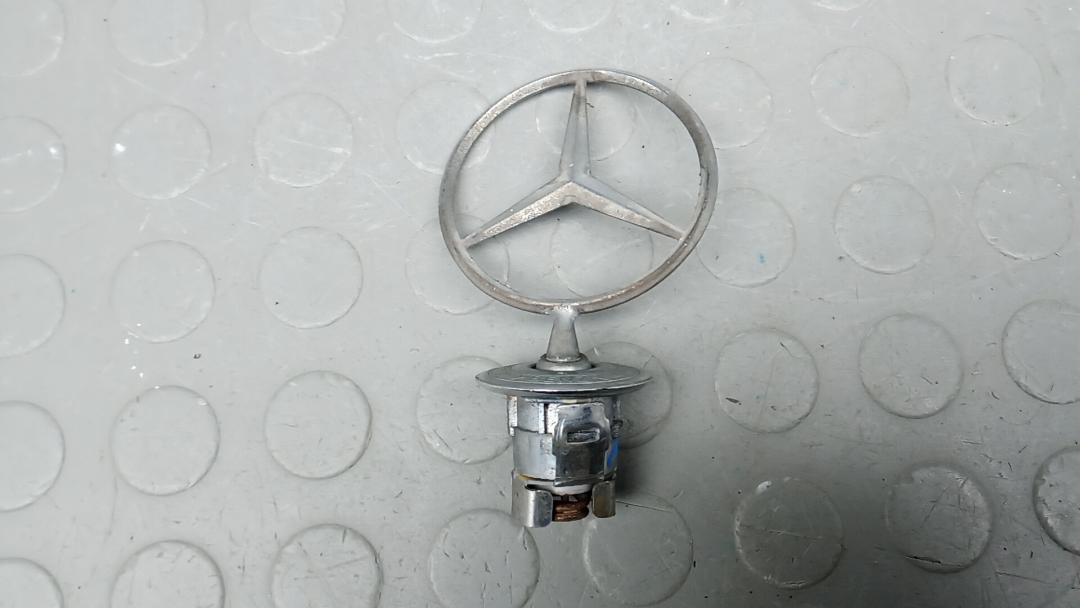 Значок на капот Mercedes-Benz C-Класс W204/S204 2007, 2.2 л., D C220 CDI, дизель, АКПП, универсал - фото №1