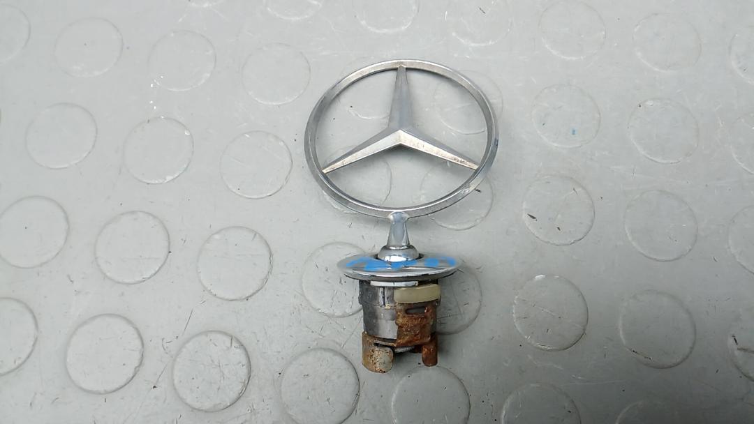 Значок на капот Mercedes-Benz C-Класс W204/S204 2006, 2.2 л., D C200 CDI, дизель, МКПП, седан - фото №1