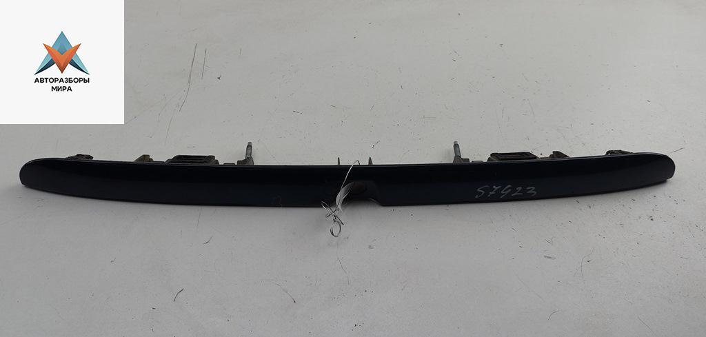 накладка подсветки номера Audi A4 B5 1996, 2.6 л., бензин, МКПП, синий, универсал, 8D9827574 - фото №1