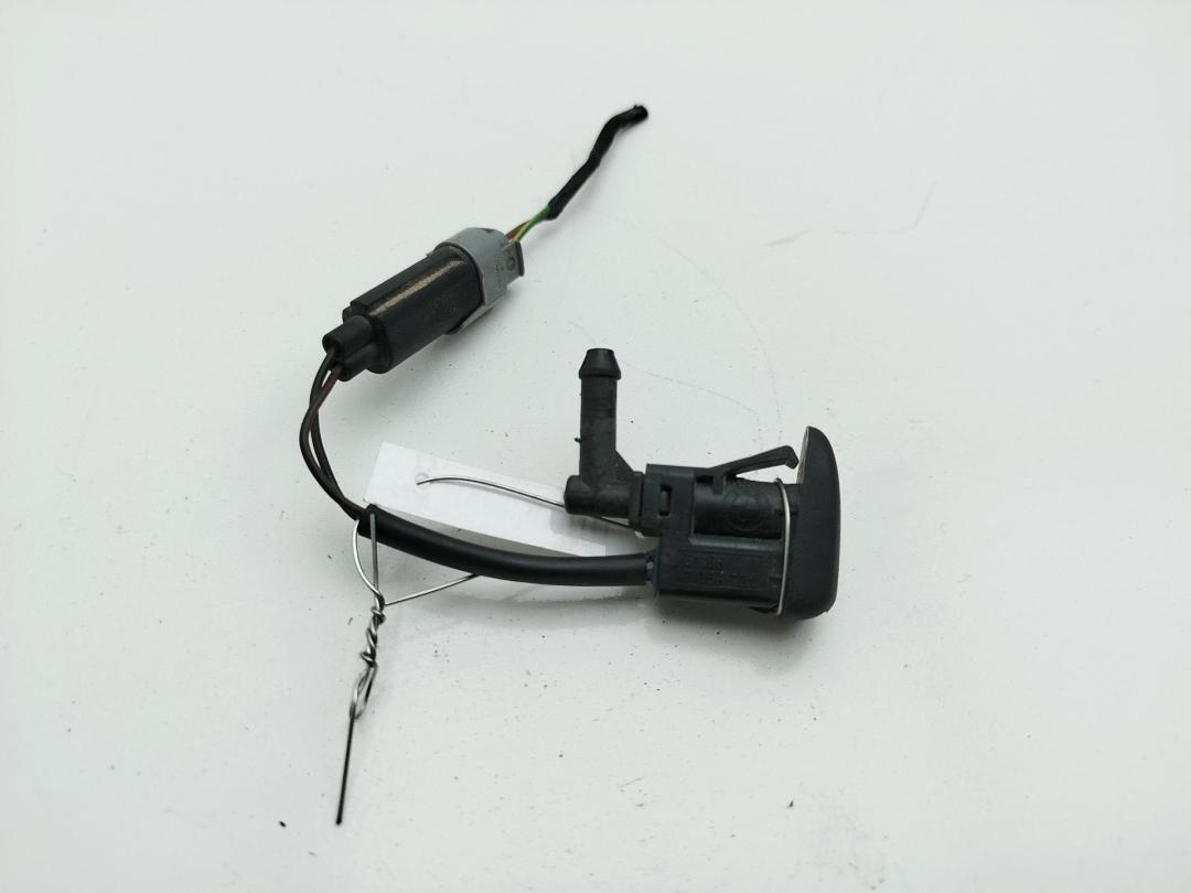 форсунка омывателя лобового стекла BMW 3 E46 2004, 2.0 л., бензин, МКПП, серый, седан, 7056731