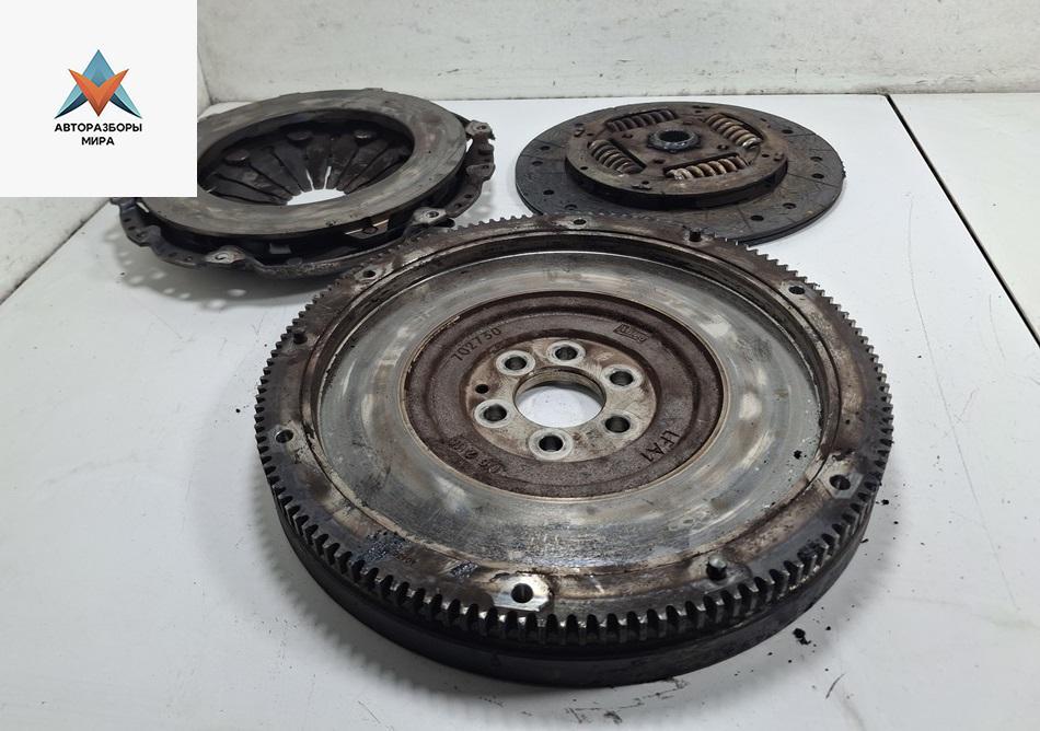 маховик Volkswagen Touran 1 поколение 2003, 1.9 л., дизель, МКПП, серый, минивэн - фото №1