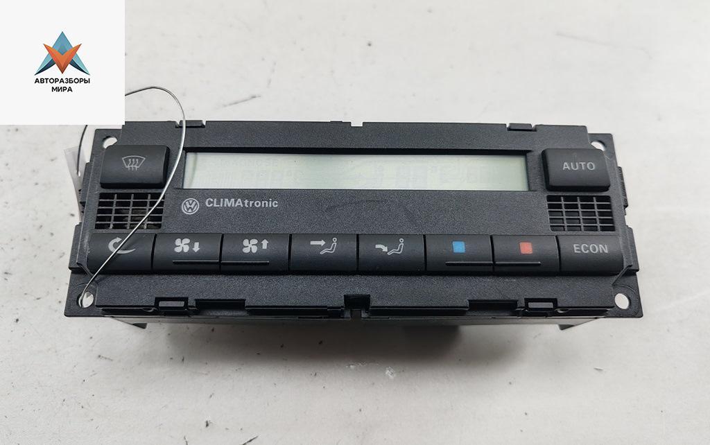 блок управления печки / климат-контроля Volkswagen Bora 1 поколение 2000, 2.0 л., бензин, МКПП, синий, седан - фото №1