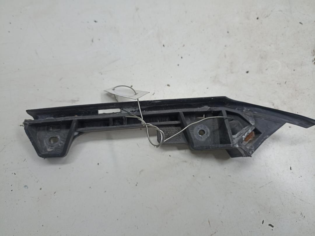 кронштейн переднего бампера Opel Astra G 1999, 2.0 л., дизель, МКПП, чёрный, универсал, 90559499 - фото №1