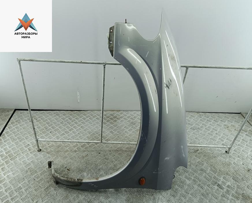 крыло переднее левое Chrysler Voyager 4 поколение 2001, 2.4 л., бензин, МКПП, серый, минивэн - фото №1