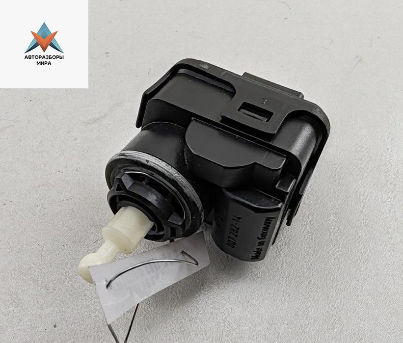 корректор фар Audi A6 4B/C5 1998, 2.8 л., бензин, АКПП, серый, седан, 4B0941295 - фото №1