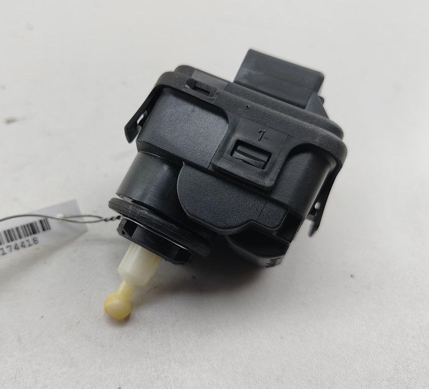 корректор фар Audi A6 4B/C5 2000, 2.5 л., дизель, АКПП, красный, универсал, 4B0941295 - фото №1