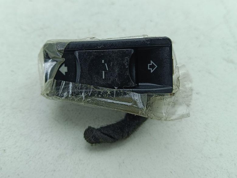 кнопка открывания люка BMW 3 E46 2003, 2.0 л., бензин, МКПП, синий, универсал, 6907288
