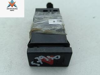 кнопка аварийной сигнализации Volkswagen Passat B5 [рестайлинг] 2002, 1.9 л., дизель, МКПП, синий, универсал, 3B0953235D