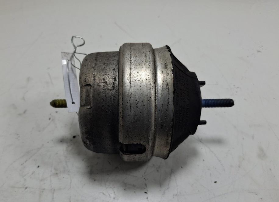 подушка крепления двигателя Audi A6 C5 1998, 2.4 л., бензин, МКПП, серый, универсал, 8D0199382L