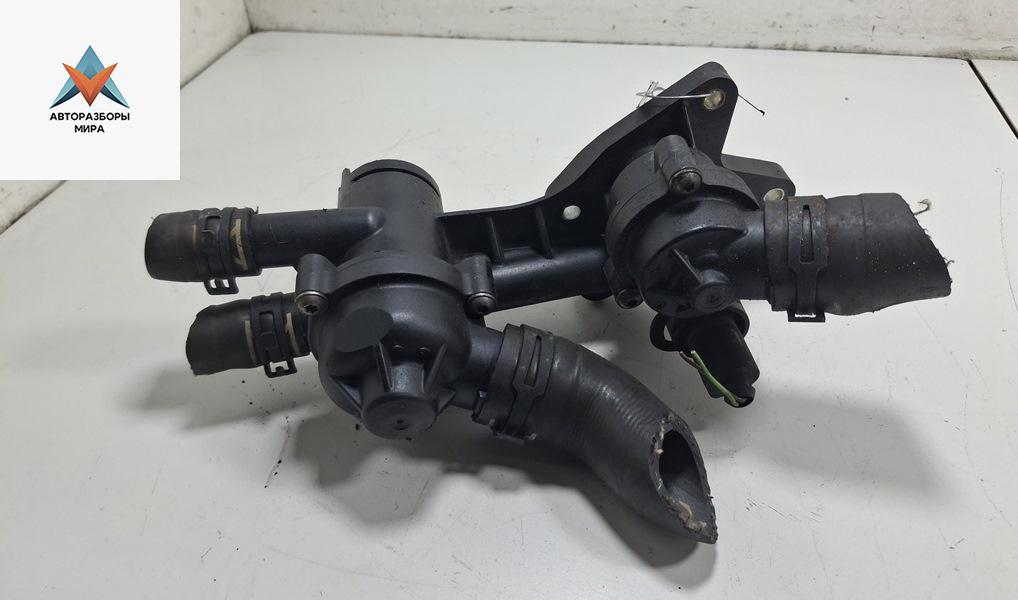 корпус термостата Volkswagen Touran 1 поколение 2003, 1.6 л., бензин, МКПП, серый, минивэн, 03C121111 - фото №1