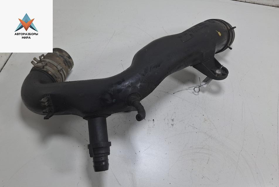 патрубок интеркулера Skoda Roomster 1 поколение 2007, 1.4 л., дизель, МКПП, серый, фургон, 6Q0129654AK - фото №1