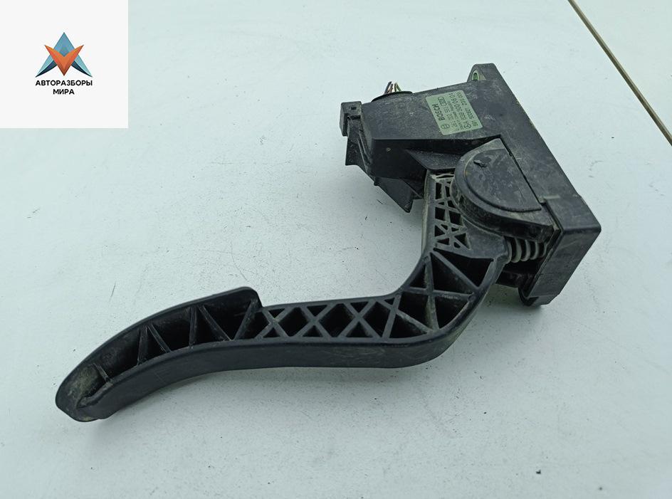 педаль Mercedes-Benz Vito-2 / Viano W639 2005, 2.2 л., дизель, МКПП, белый, микроавтобус, 6393000604 - фото №1