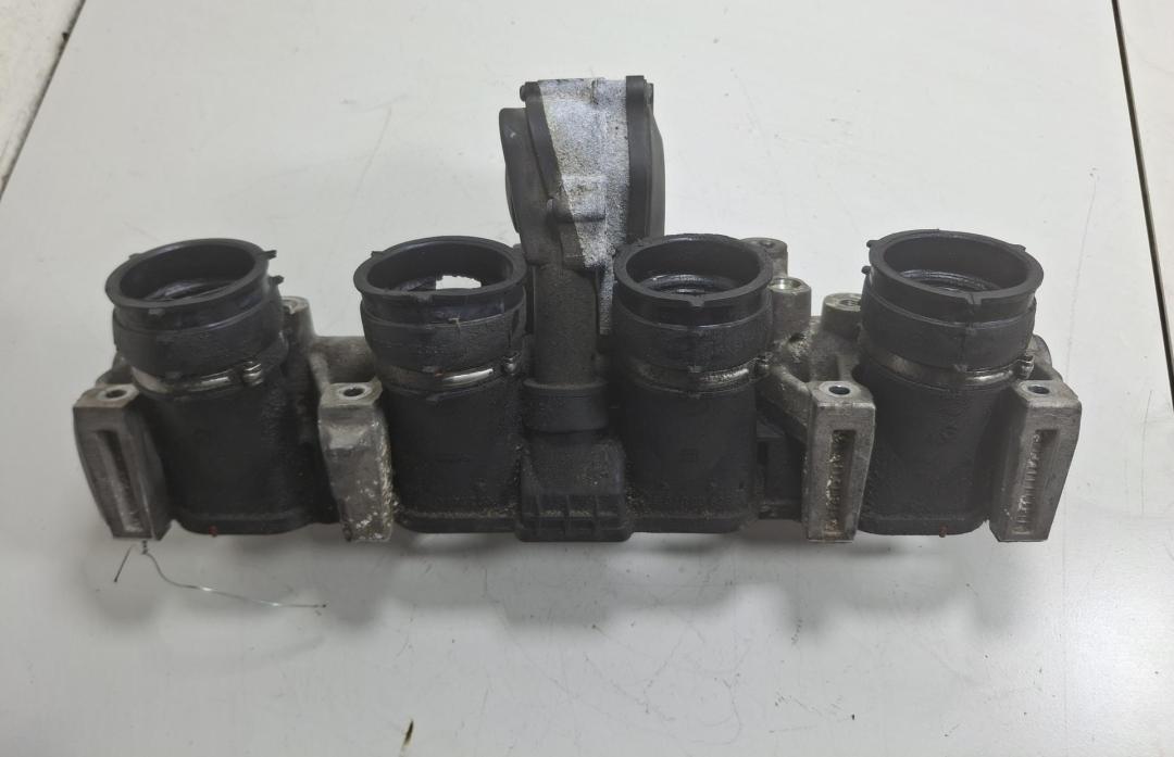 топливная рампа Audi A4 B6 2002, 2.0 л., бензин, МКПП, синий, универсал, 06D133209J