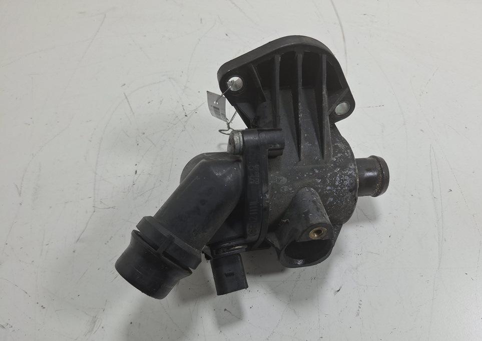 корпус термостата Audi A4 B6 2002, 2.0 л., бензин, МКПП, синий, универсал, 06B121111L