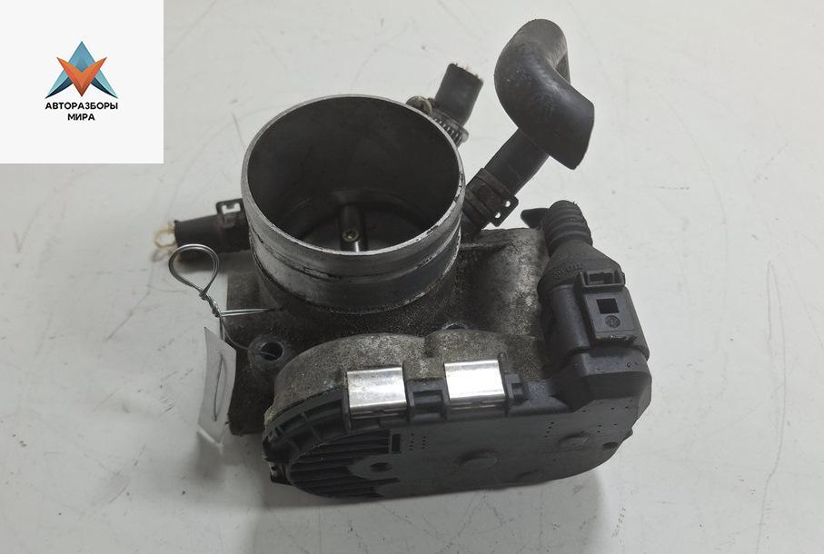 заслонка дроссельная Audi A4 B6 2002, 2.0 л., бензин, МКПП, синий, универсал, 06D133062 - фото №1