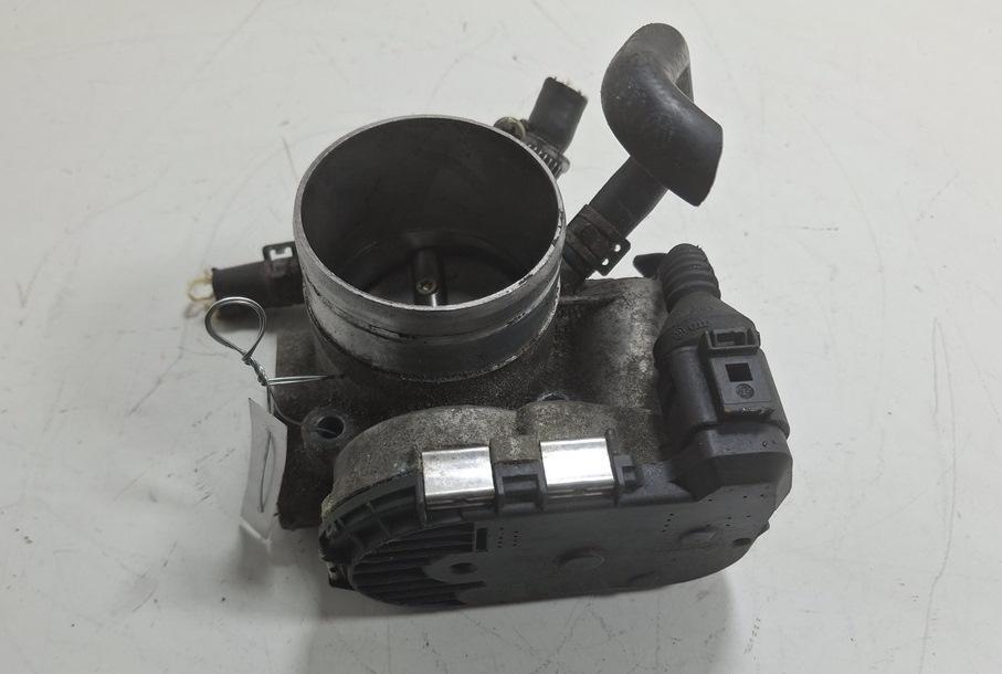 заслонка дроссельная Audi A4 B6 2002, 2.0 л., бензин, МКПП, синий, универсал, 06D133062