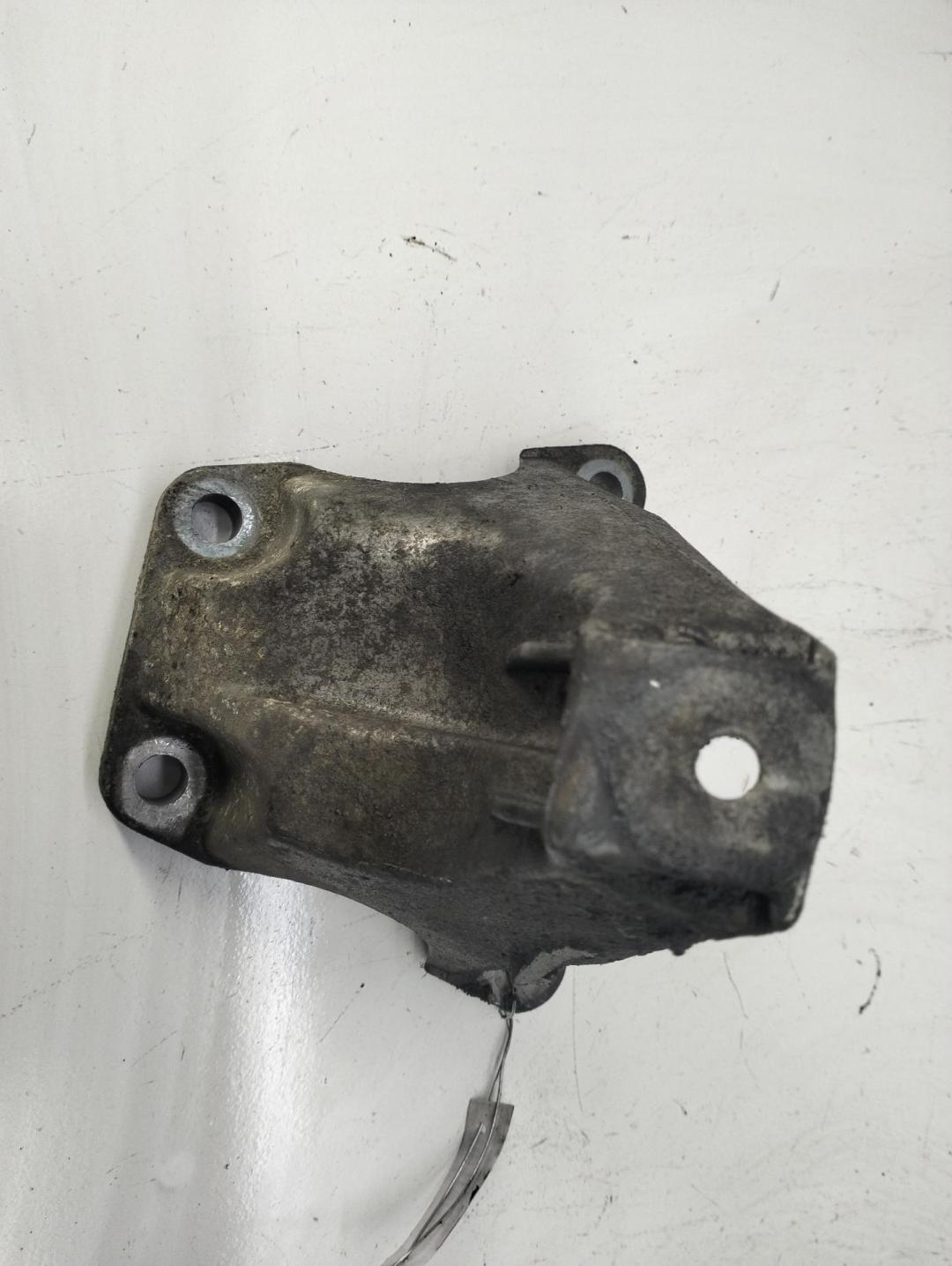 кронштейн двигателя Audi A4 B6 2002, 2.5 л., дизель, АКПП, серый, универсал, 8E0199308J