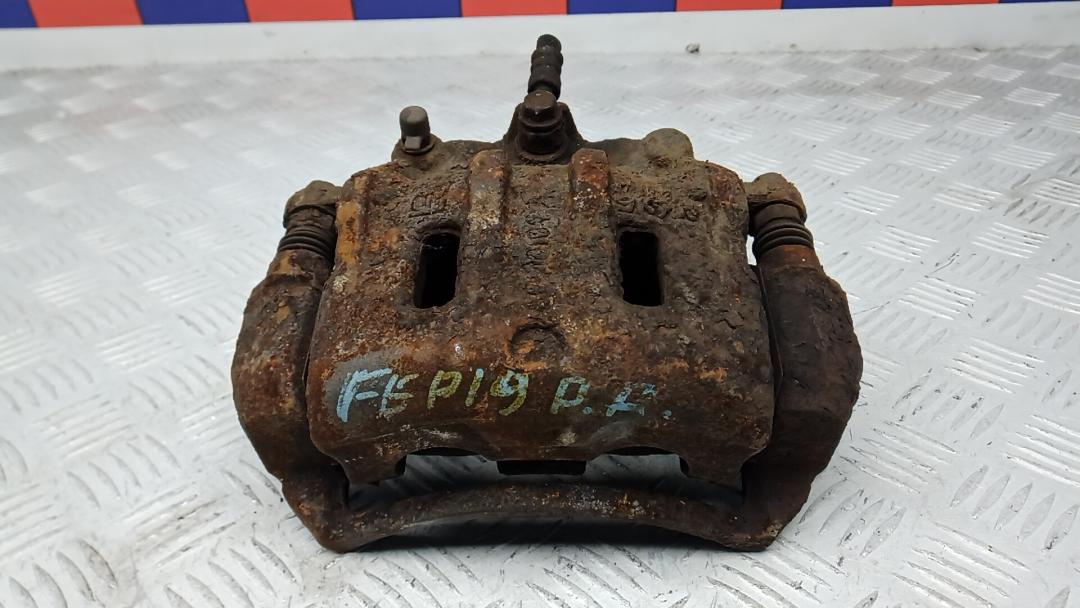 суппорт передний правый Chevrolet Captiva 1 поколение 2010, 2.0 л., D VCDi, дизель, МКПП, внедорожник 5 дв. - фото №1