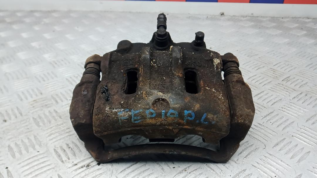 суппорт передний левый Chevrolet Captiva 1 поколение 2010, 2.0 л., D VCDi, дизель, МКПП, внедорожник 5 дв. - фото №1