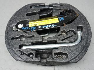 ящик под инструменты / набор инструментов Volkswagen Touareg 1 поколение 2005, 2.5 л., дизель, АКПП, внедорожник 5 дв.