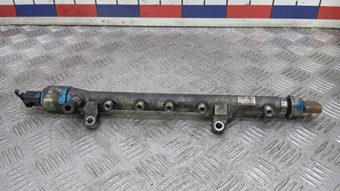 топливная рампа Volkswagen Passat B7 2011, 1.6 л., дизель, МКПП, седан, 03L089S - фото №1