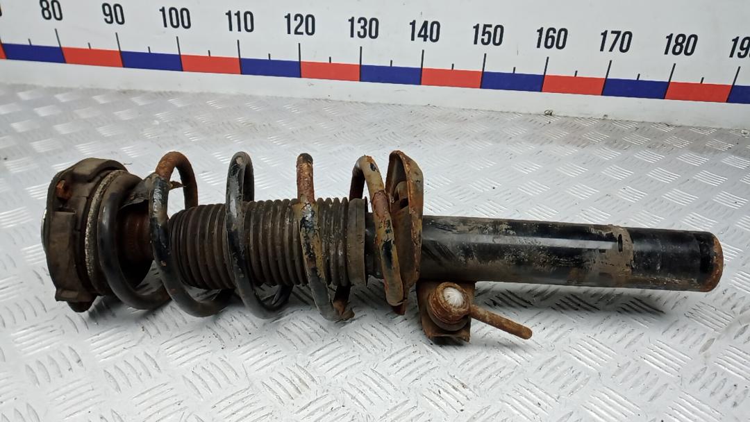 Стойка Volkswagen Passat B7 2011, 1.6 л., дизель, МКПП, седан - фото №1