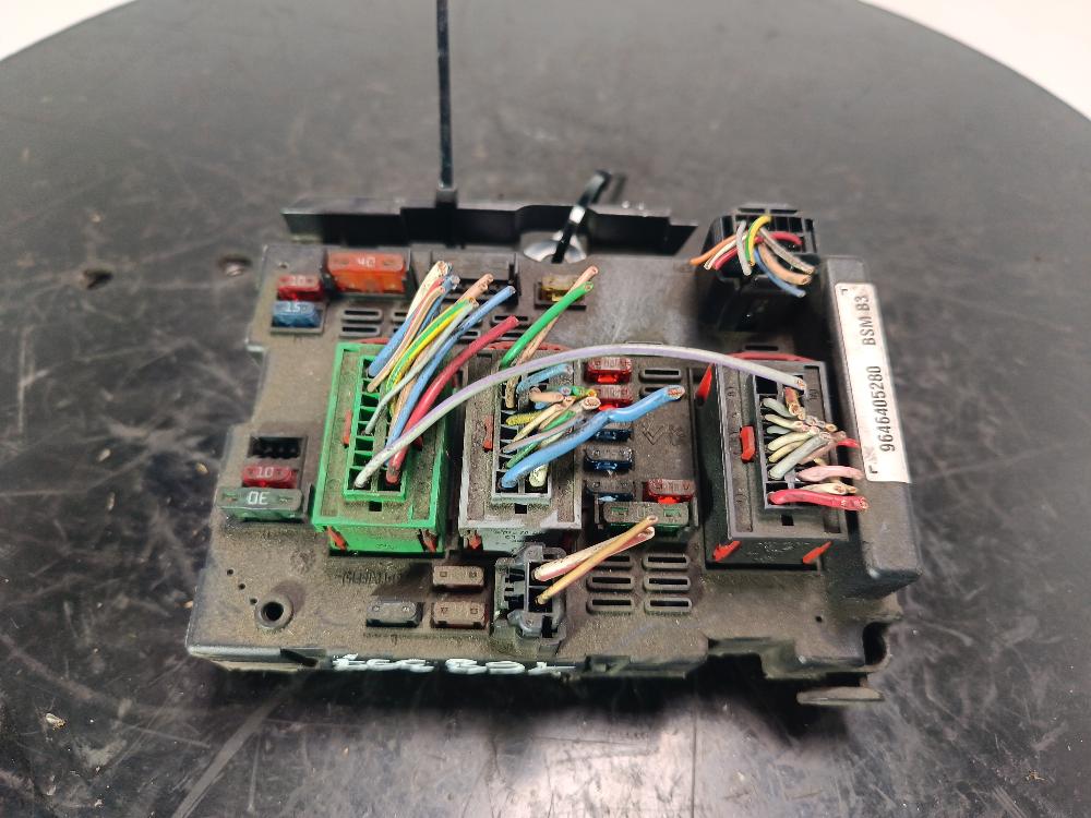 блок предохранителей Peugeot 307 1 поколение 2004, цвет, 9646405280 - фото №1