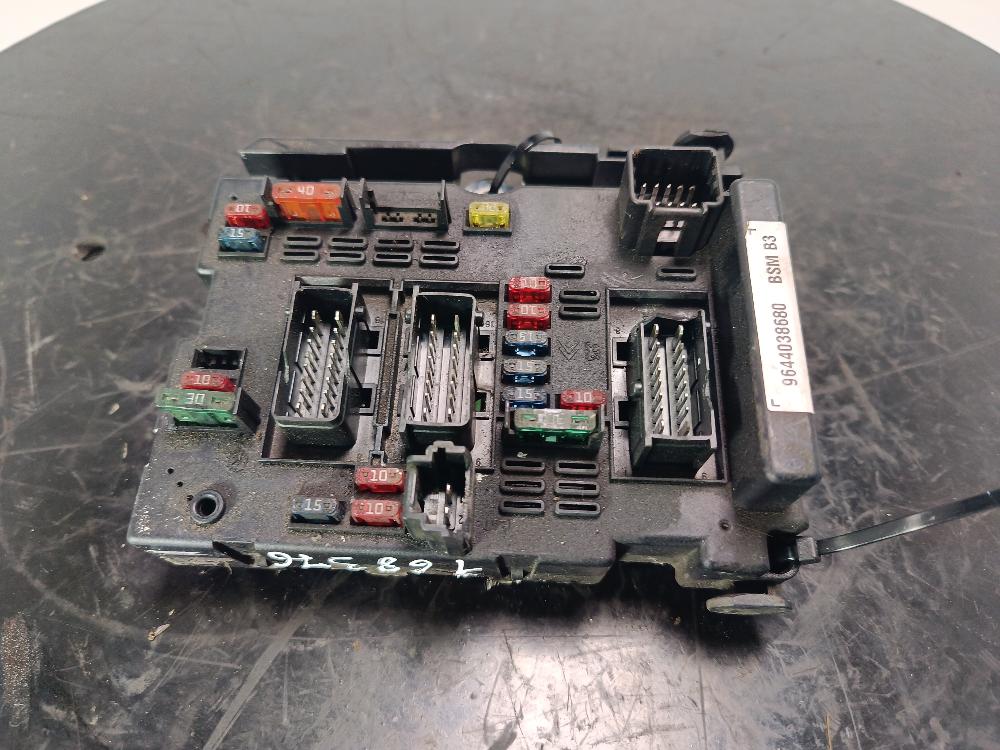 блок предохранителей Peugeot 307 1 поколение 2004, цвет, 9644038680 - фото №1