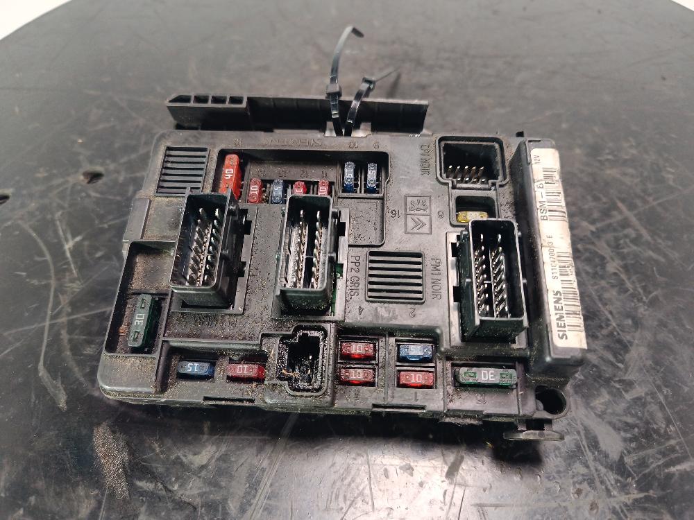 блок предохранителей Citroen C5 1 поколение 2003, цвет, 9643498880 - фото №1