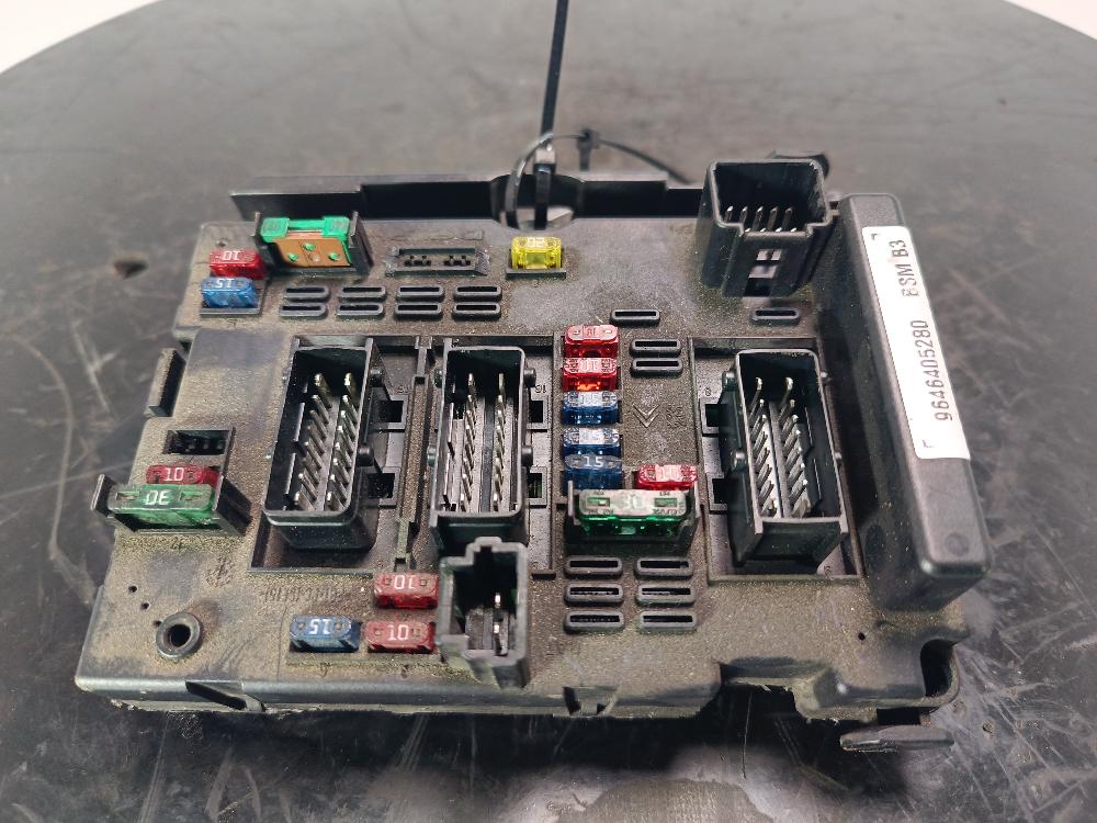 блок предохранителей Peugeot 307 1 поколение 2004, цвет, 9646405280 - фото №1