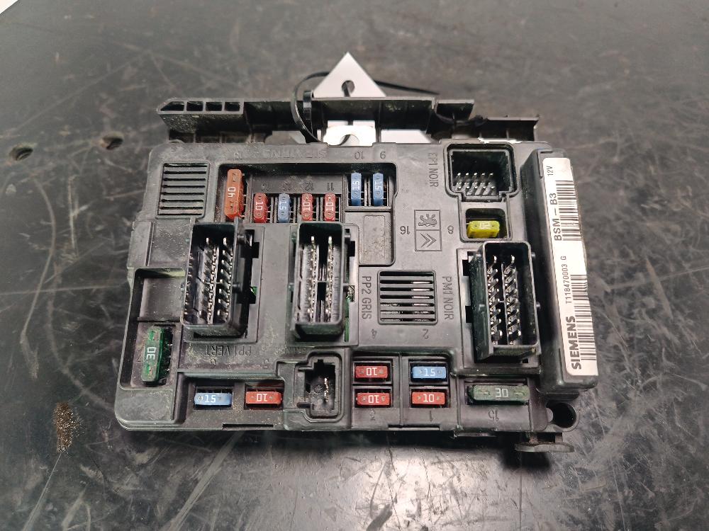 блок предохранителей Citroen C5 1 поколение 2003, цвет, 9643498880 - фото №1