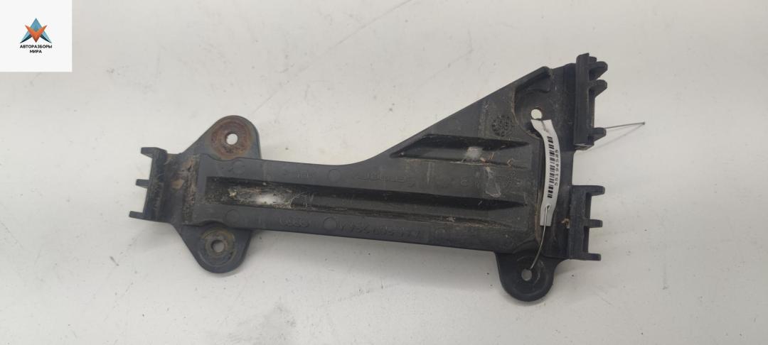 кронштейн переднего бампера Audi A6 4A/C4 1996, 2.5 л., дизель, МКПП, красный, универсал, 4A0807284A - фото №1