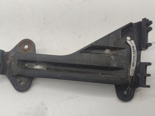 кронштейн переднего бампера Audi A6 4A/C4 1996, 2.5 л., дизель, МКПП, красный, универсал, 4A0807284A