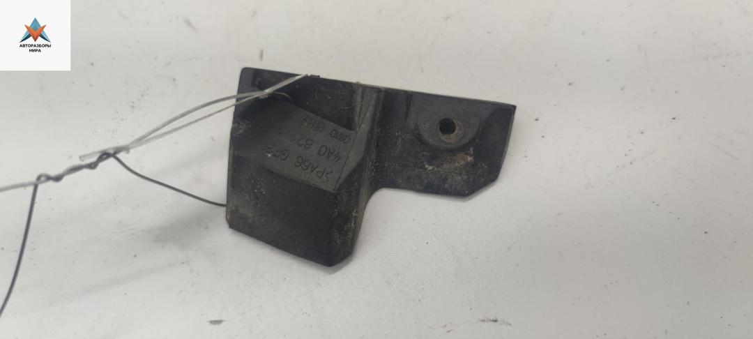 кронштейн (крепление) Audi A6 4A/C4 1996, 2.5 л., дизель, МКПП, красный, универсал, 4A0821189B - фото №1