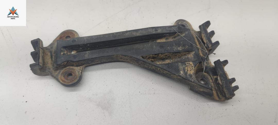 кронштейн переднего бампера Audi A6 4A/C4 1996, 2.5 л., дизель, МКПП, красный, универсал, 4A0807283A - фото №1