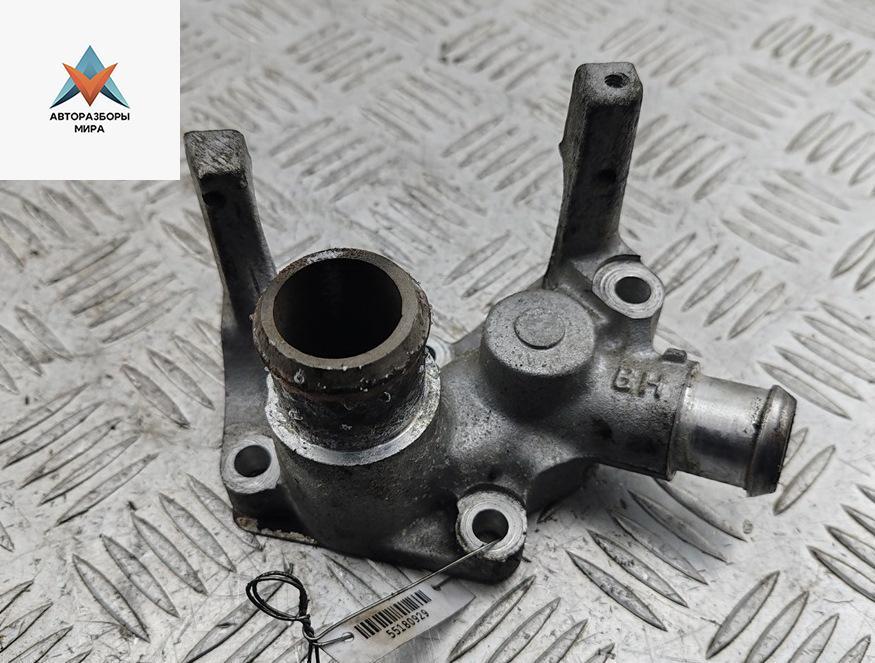 фланец (тройник) системы охлаждения Ford Focus 1 поколение 1999, 1.6 л., i, бензин, МКПП, серый, хетчбэк 5 дв. - фото №1