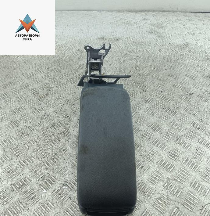 подлокотник Audi A6 4B/C5 1998, 2.8 л., бензин, МКПП, серый, седан, 4B0864245H - фото №1