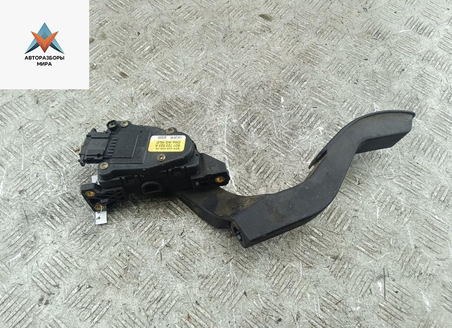 педаль Audi A6 4B/C5 1999, 2.4 л., бензин, АКПП, серый, универсал, 8D1723523A - фото №1