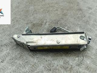 домкрат Audi A4 B6 2001, 2.0 л., бензин, АКПП, серый, универсал, 8E001031D