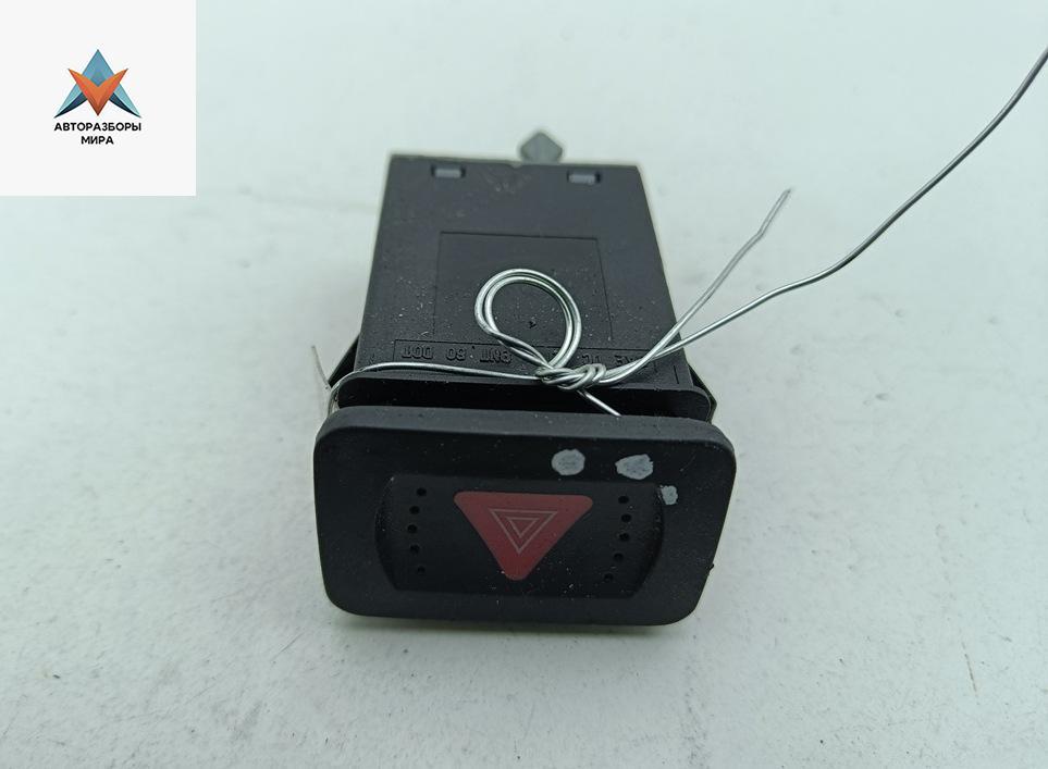 кнопка аварийной сигнализации Volkswagen Golf 4 поколение 2000, 1.4 л., бензин, МКПП, серый, хетчбэк 5 дв., 70579907 - фото №1