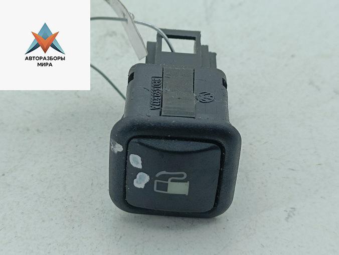 Кнопка открывания лючка топливного бака Volkswagen Passat B5 1999, 1.6 л., бензин, МКПП, синий, универсал, 3B0959833A - фото №1