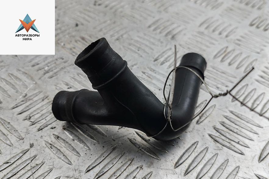 патрубок вентиляции картера Volkswagen Passat B3 1993, 1.8 л., бензин, МКПП, серый, универсал, 048103493A - фото №1