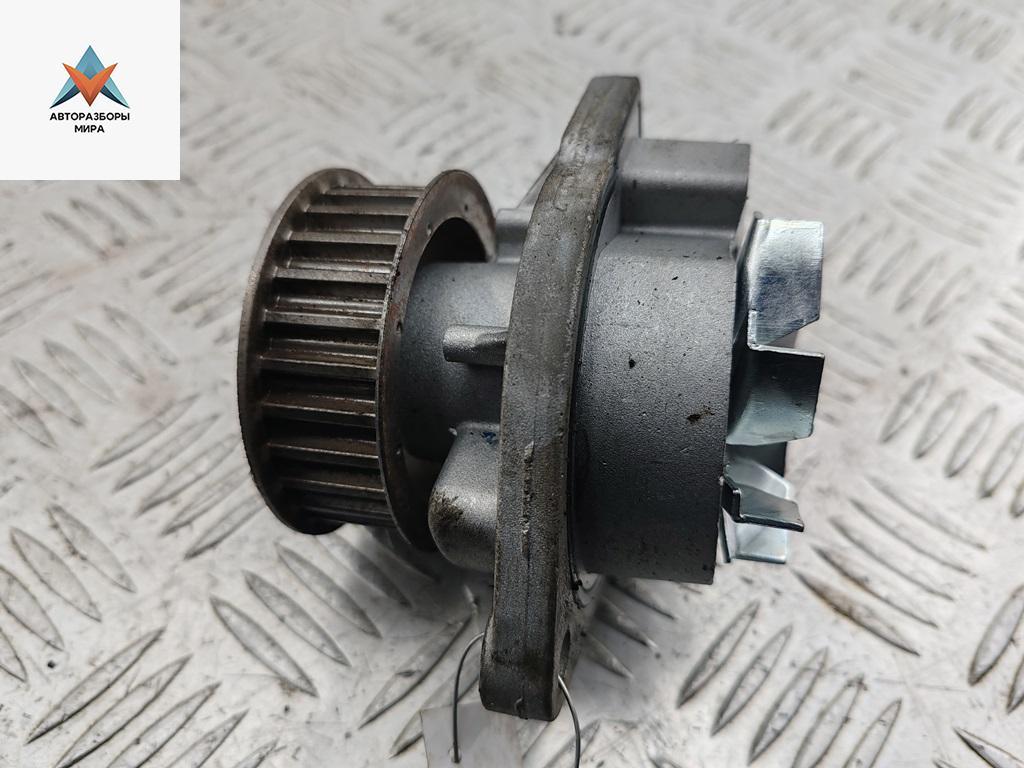 насос антифриза дополнительный Volkswagen Golf 4 поколение 2001, 1.4 л., бензин, МКПП, синий, хетчбэк 3 дв. - фото №1