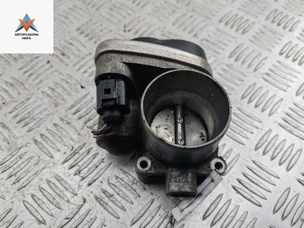 заслонка дроссельная Volkswagen Golf 4 поколение 1999, 1.6 л., бензин, МКПП, синий, хетчбэк 5 дв., 036133062M - фото №1