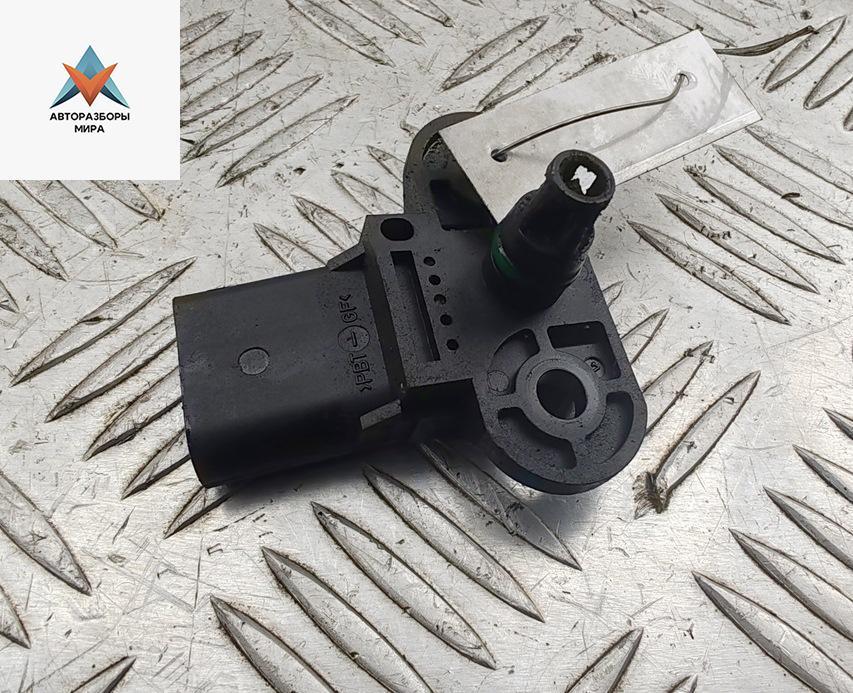 датчик абсолютного давления Volkswagen Golf 4 поколение 2000, 1.4 л., бензин, МКПП, серый, универсал, 06B906051 - фото №1