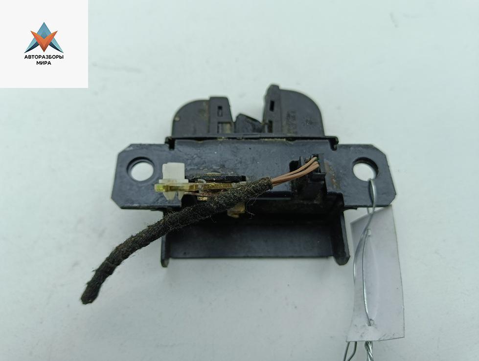 замок багажника Volkswagen Golf 4 поколение 2000, хетчбэк 5 дв., 1J6827505B - фото №1