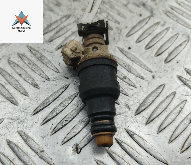 форсунка Volkswagen Passat B4 1995, 1.6 л., бензин, МКПП, синий, универсал, 037906031J - фото №1